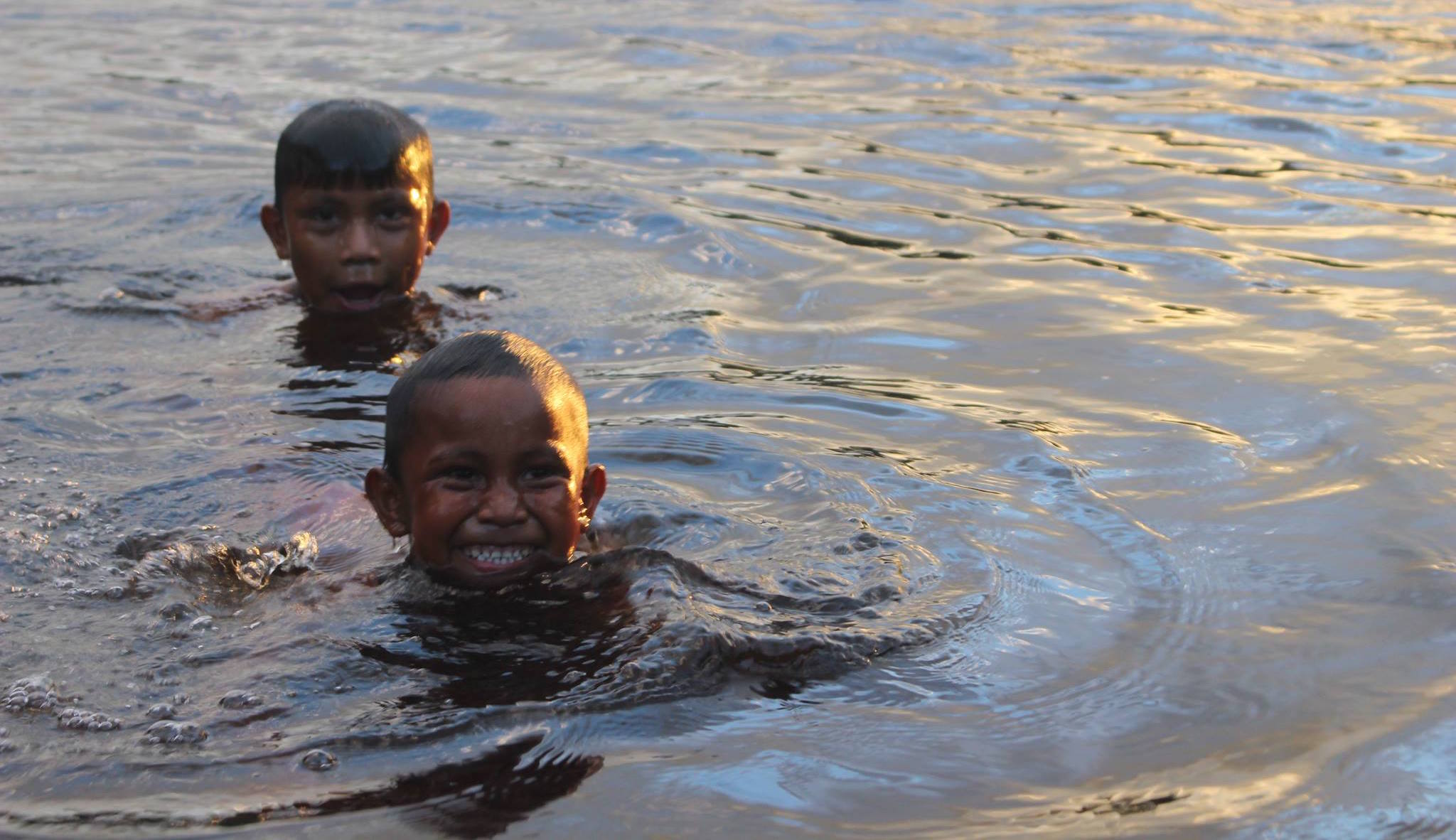 Resultado de imagen para niños nadan en el río