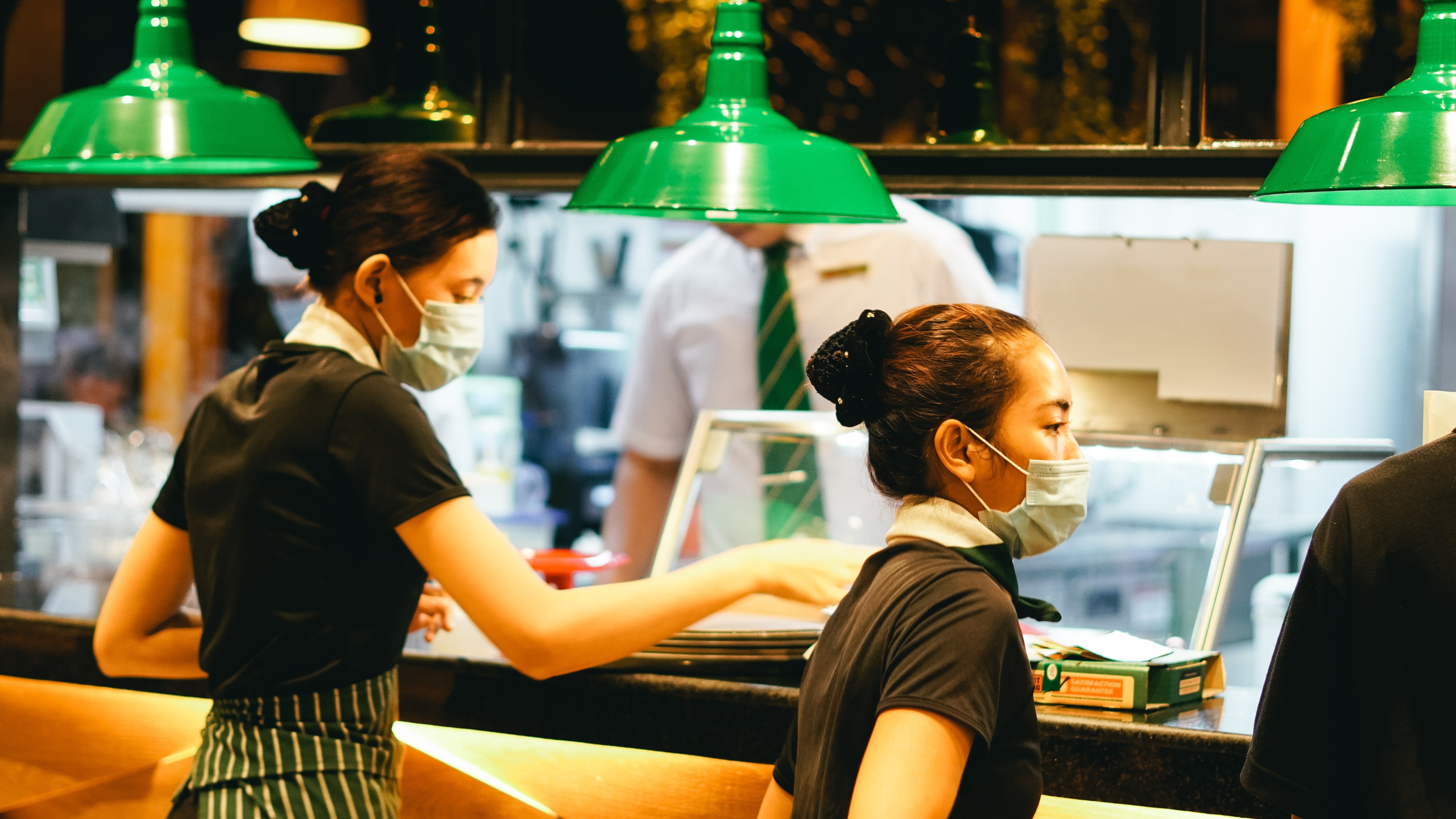 dos camareras trabajando en un restaurante