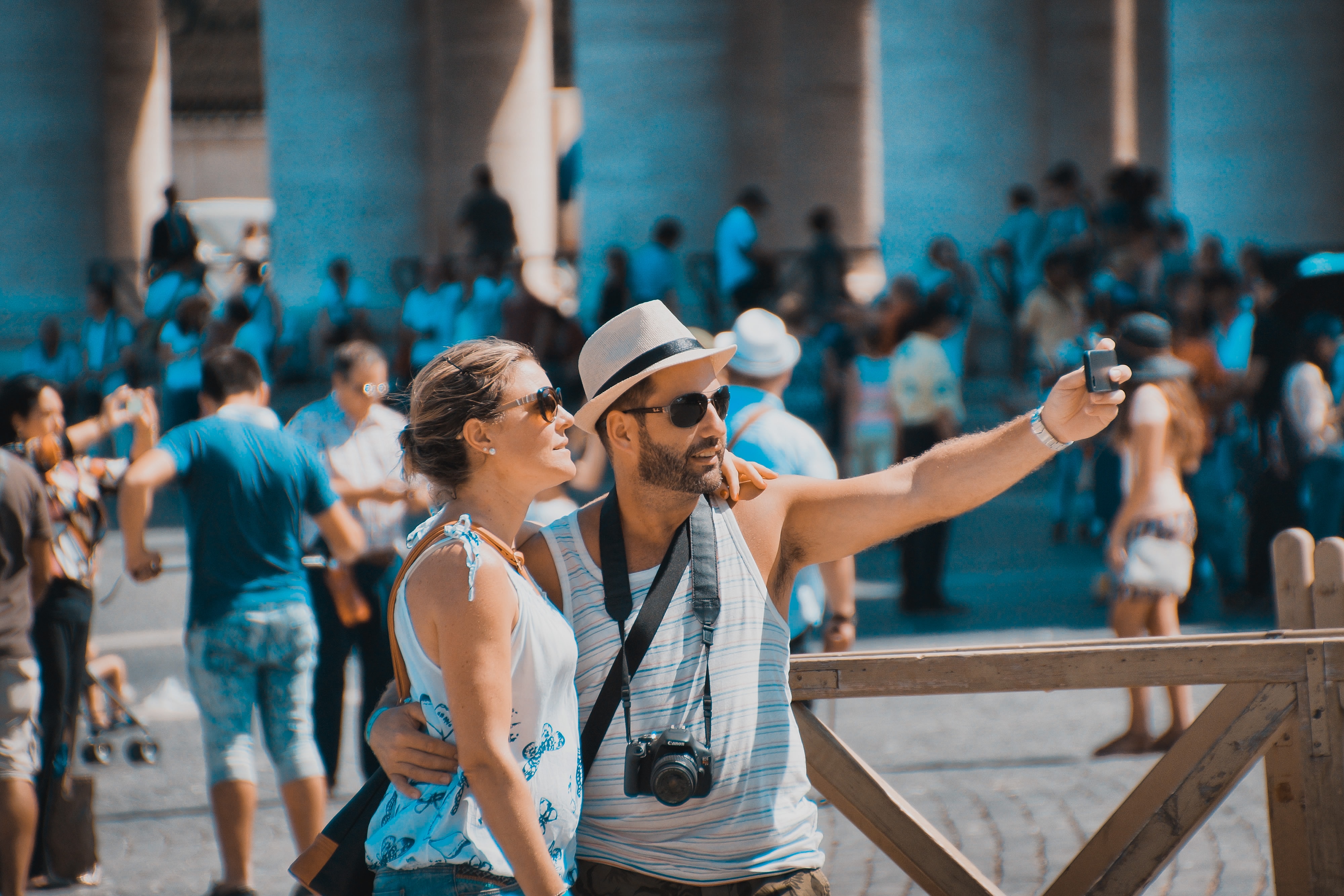 dos turistas tomndose una foto en Roma