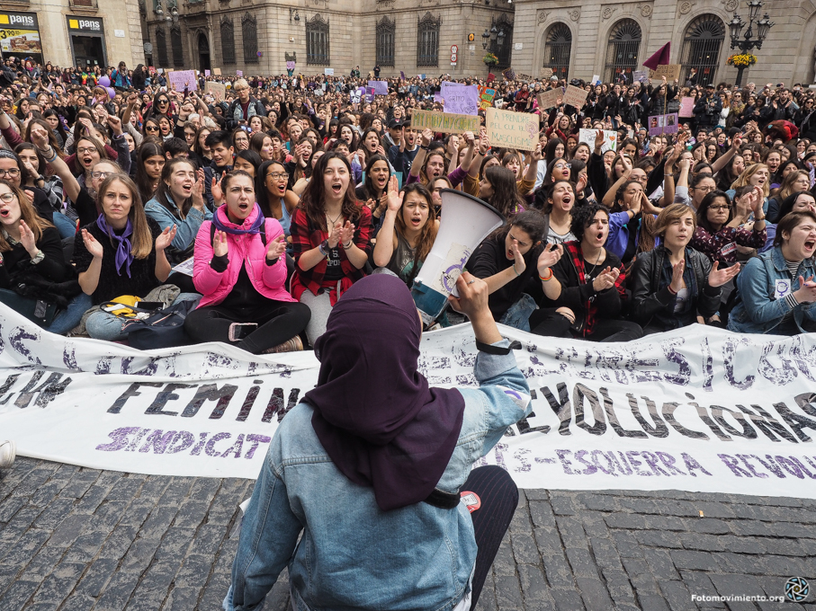 imagen de mujeres manifestandose en Barcelona en motivo del 8M