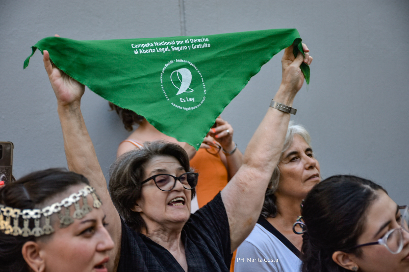 imagen mujer mayor levantando un pauelo verde en la asasmble del 8M en Buenos Aires