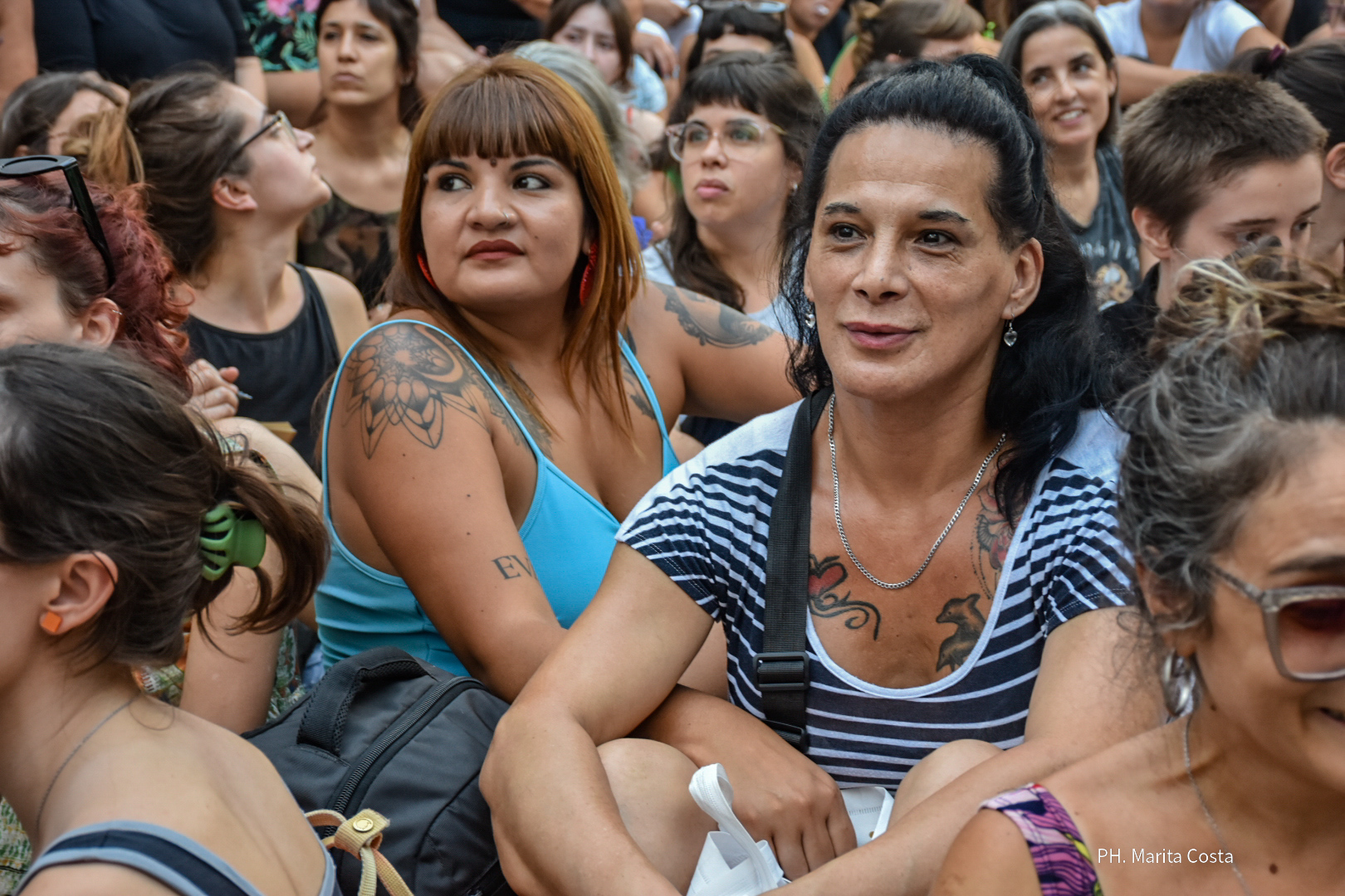 georgina orellano junto a otras activistas y mujeres en la asamble feminista del 8M