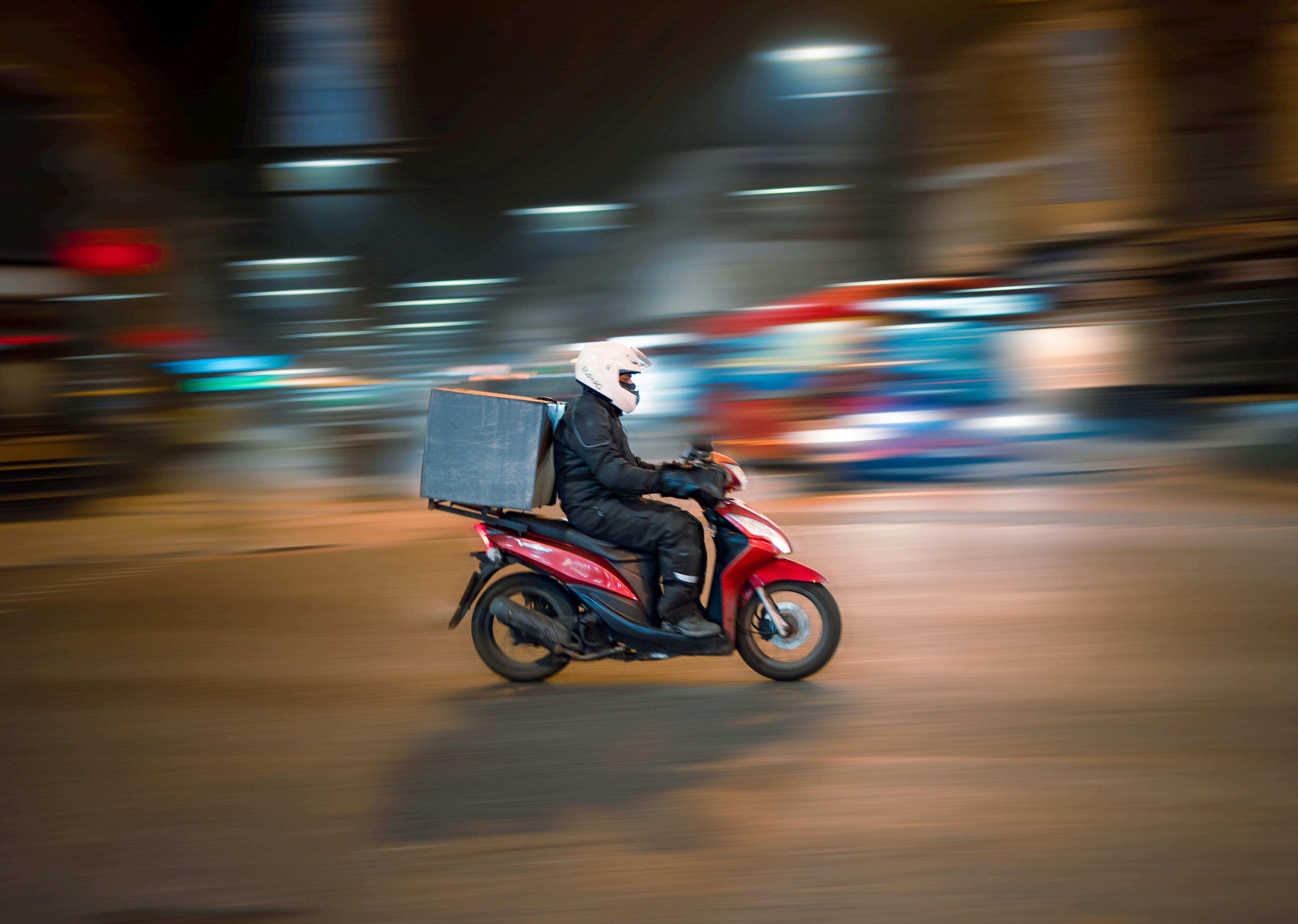 repartidor de comida a domicilio en motocicleta